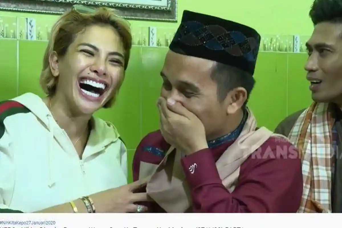 Ustaz Maulana Sampai Tutup Wajahnya Saat Kalimat Ini Dibisikan Nikita Mirzani Padanya, Sampai Malu