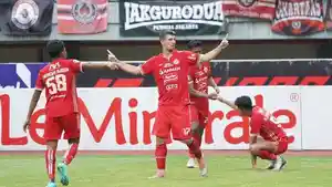 Para-pemain-Persija-Jakarta-saat-melawan-Bali-United-pada-pekan-ke-18-Liga-1-2022-2023.jpg
