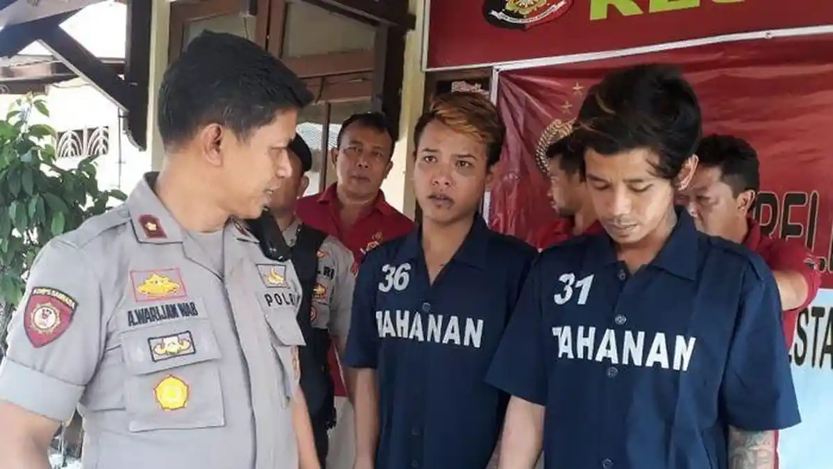 Gara-gara Emosi Tak Dibelikan Rokok, 2 Pemuda Nekat Bakar Temannya Sendiri Pakai Bensin & Korek