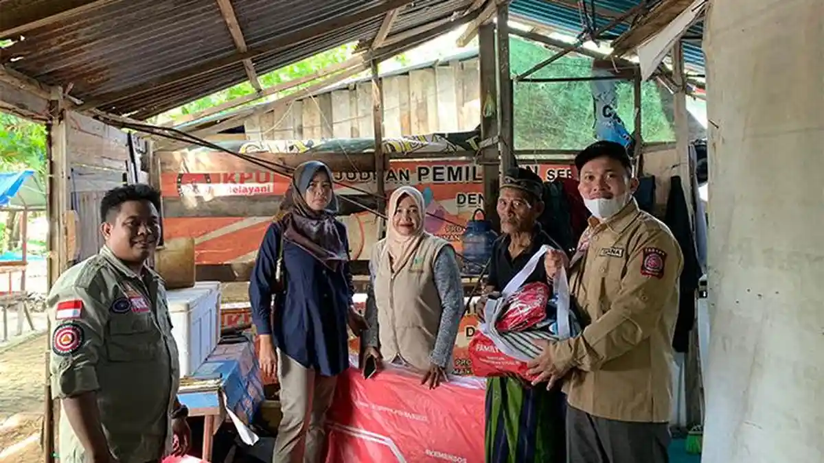 Pemkab Kayong Utara Berikan Bantuan pada Warga Terdampak Bencana Hidrometeorologi
