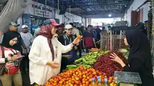 Wakil-Bupati-Pasangkayu-Herny-Agus-berdialog-dengan-pedagang-di-pasar.jpg