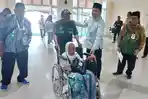 Petugas-PPIH-yang-mendampingi-jemaah-haji-lansia-tahun-2024.jpg