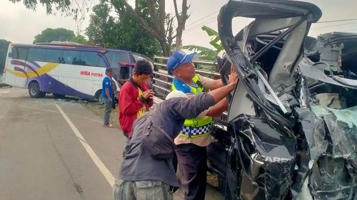 Bus dan Pikap Ringsek Setelah Adu Banteng di Bandung Barat, Satu Orang Terluka, Ini Penyebabnya