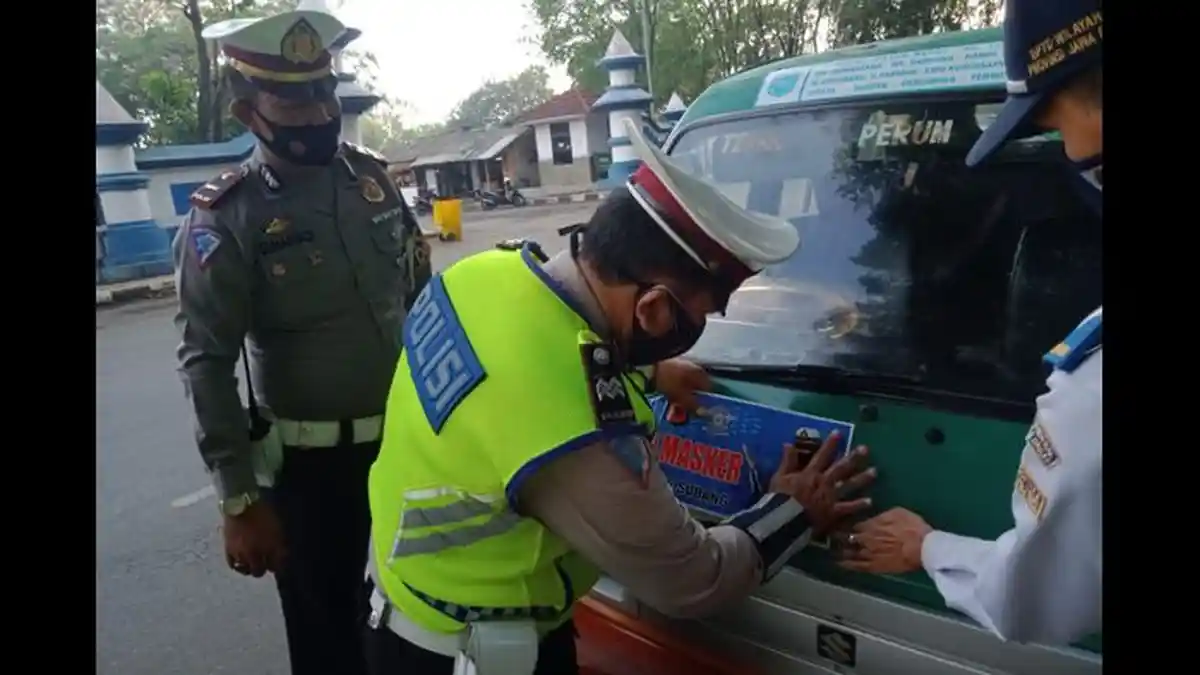 Kampanyekan Pemakaian Masker, Satlantas Polres Subang Pasang Stiker di Kendaraan Umum dan Dinas