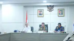 20251110-Gubernur-Babel-Hidayat-Arsani-saat-memimpin-FGD.jpg