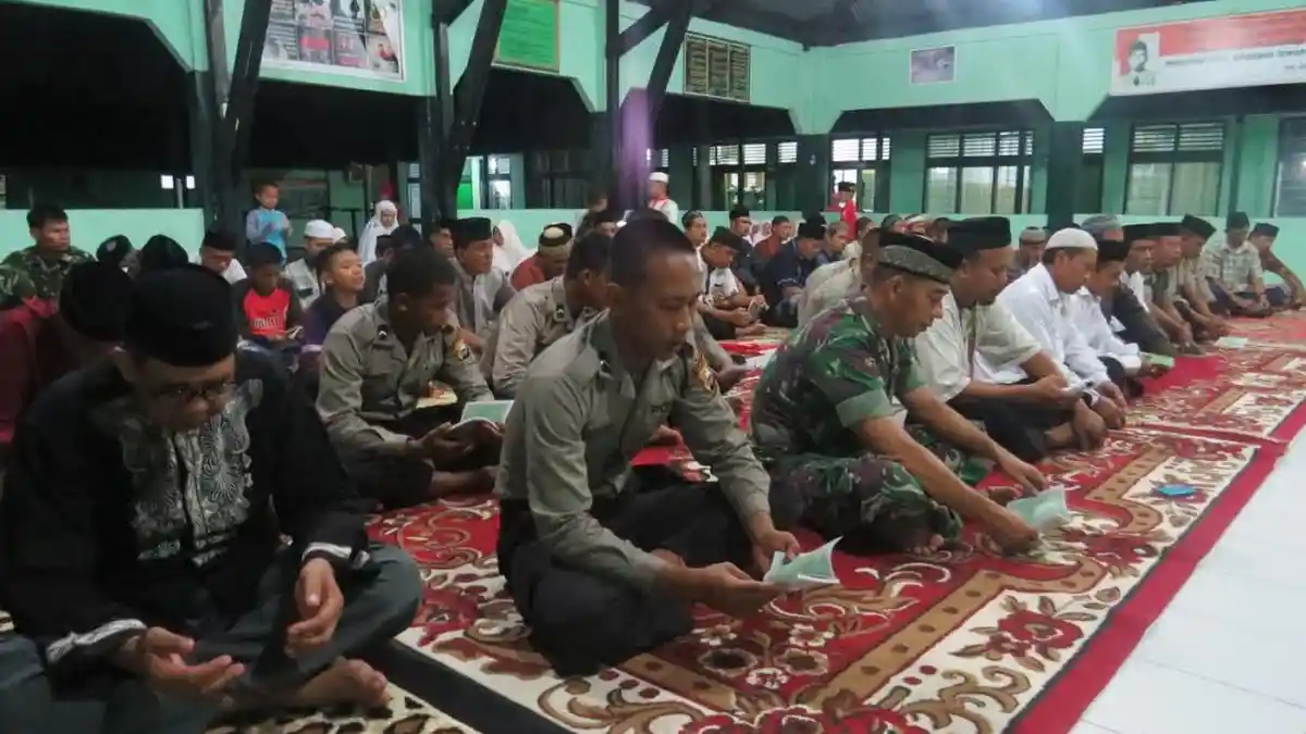 Anggota Kodim Sinjai Doakan Korban Helikopter Jatuh di Poso