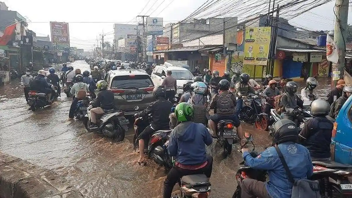Macet Parah di Jalan Raya Sawangan Depok Akibat Meluapnya Kali Licin