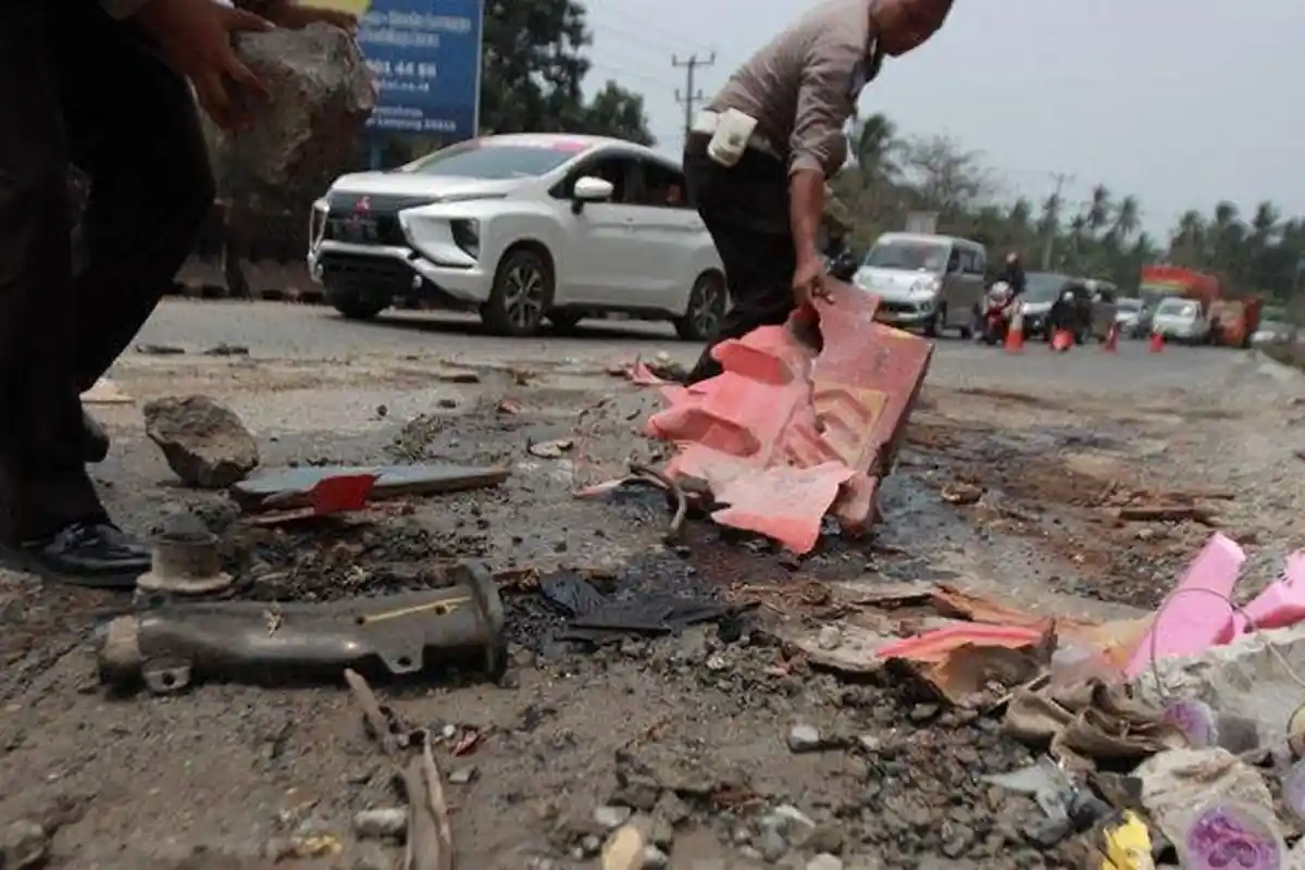 Sedang Selfie, Sekeluarga Tewas Ditabrak Truk di Turunan Tarahan Lampung