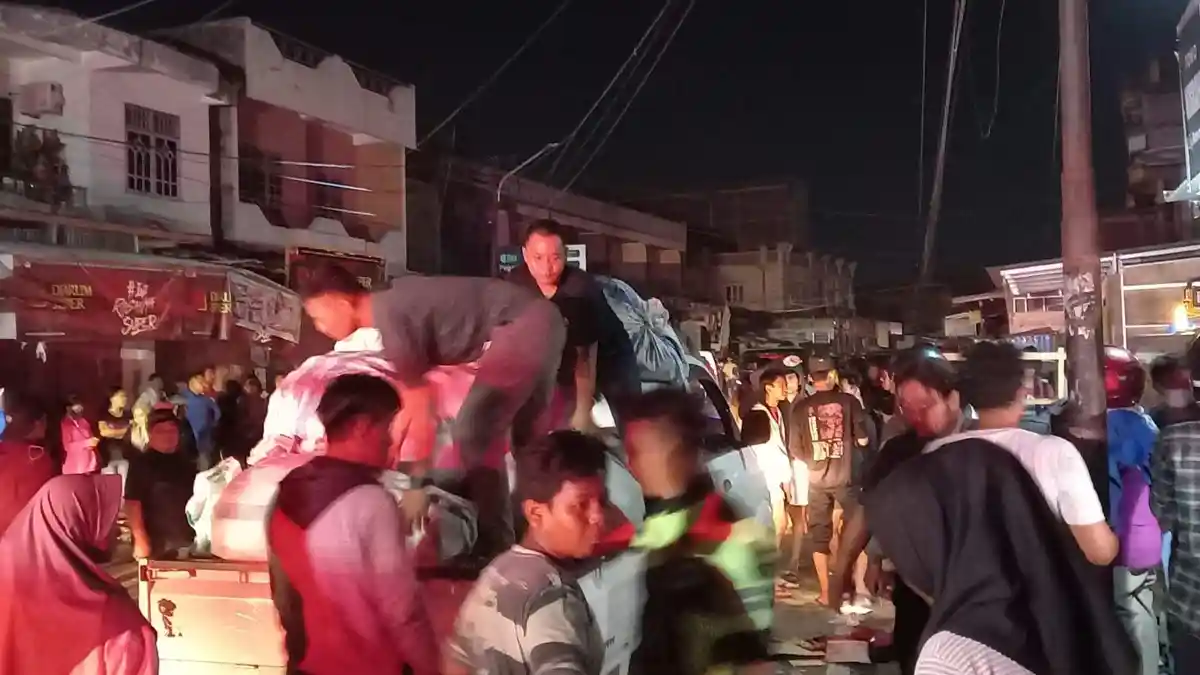 Api Lalap Kios Pasar Masomba Palu, Pedagang Berjibaku Selamatkan Barang Dagangan