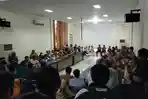Ratusan-pegawai-honorer-hadir-saat-R.jpg