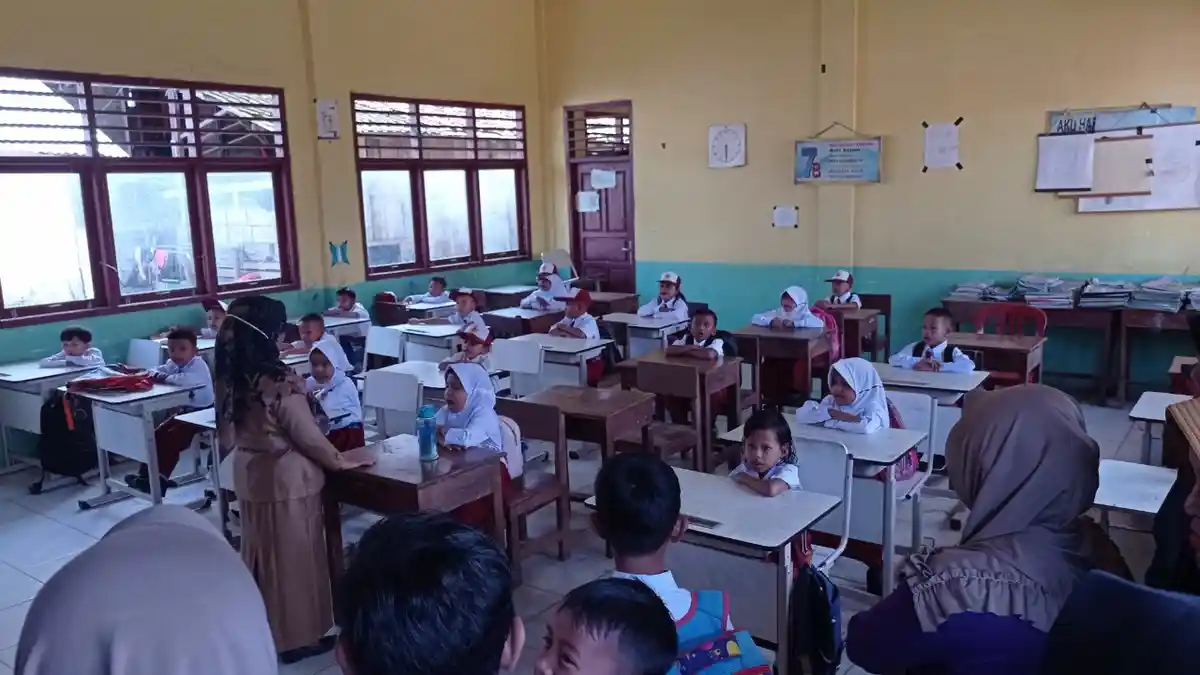 Hari Pertama Sekolah di Muratara: Orangtua Teriak dari Luar Kelas Agar Anaknya Tetap Pakai Masker