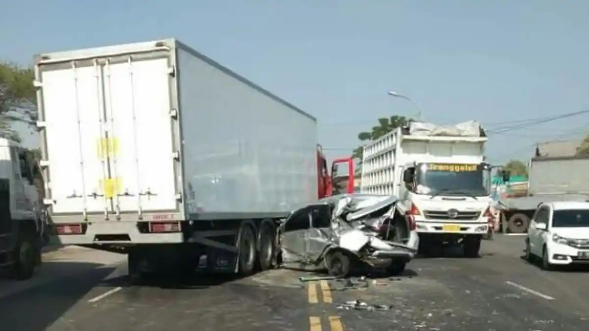 AJAIB, Toyota Avanza Remuk Diseruduk Truk Box dan Truk Tangki di Gresik, Pengemudi Avanza Selamat