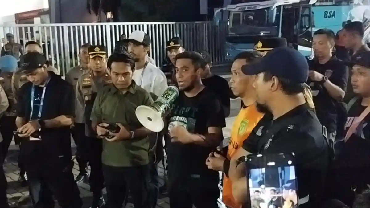 Yahya Out Menggema di GBT, Begini Jawaban Manajer Persebaya