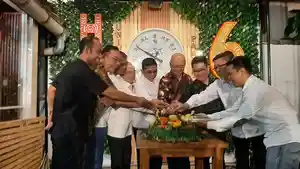 Pemotongan-tumpeng-di-acara-HUT-ke-6-LN-Fortunate-Coffee-Kapal-oleh-Pandita-Hamid.jpg