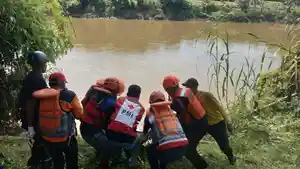 Jasad-seorang-pria-mengambang-di-Sungai-Bengawan-Solo-yang-ada-di-Desa-Sribit-Sidoharjo.jpg