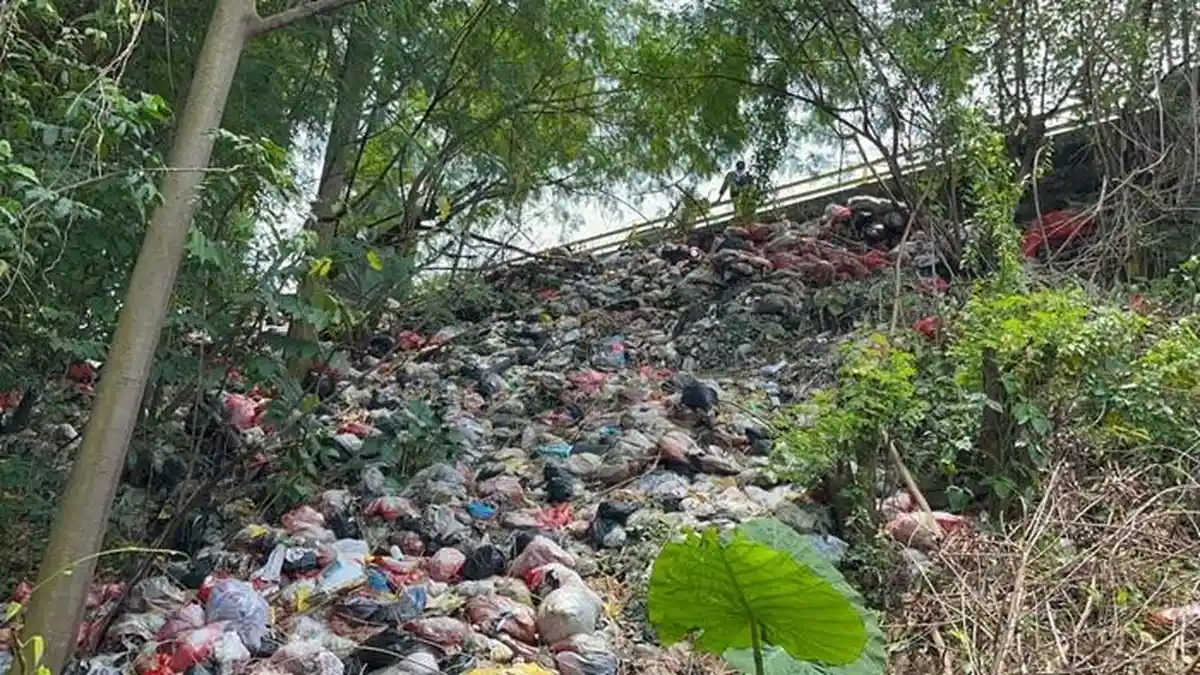 Setahun Dibiarkan, Sampah di Dekat Stasiun Jurangmangu Menjelma Jadi Gunung