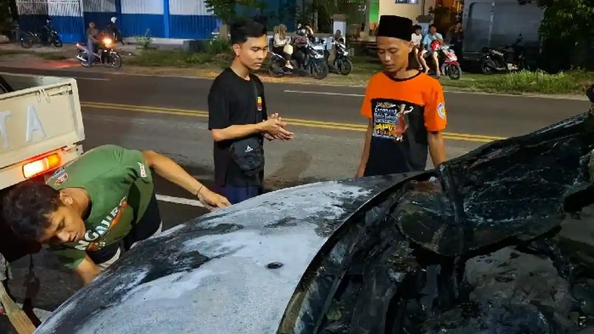 Lupa Bawa ke Bengkel, Mobil Berisi Satu Keluarga di Madiun Hangus Terbakar