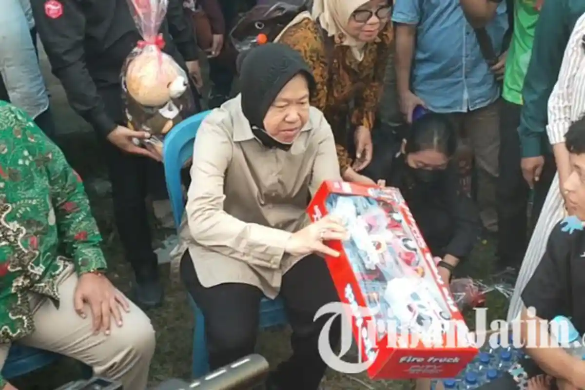 Momen Mensos Risma Sambangi Ibu ODGJ di Bangkalan, Minta Dinsos Daftarkan di DTKS
