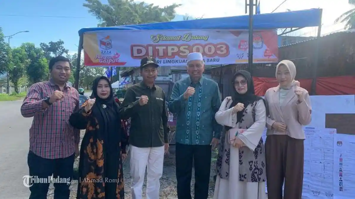 Bupati dan Wakil Bupati Pasaman Barat Kompak Nyoblos di TPS yang Sama, Didampingi Istri dan Anak