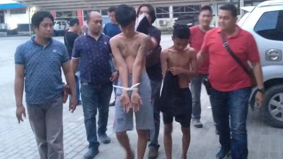 2 Pencuri Rumah Warga Sukamulya Palembang Ini Merengek saat Dibawa ke Polresta Palembang