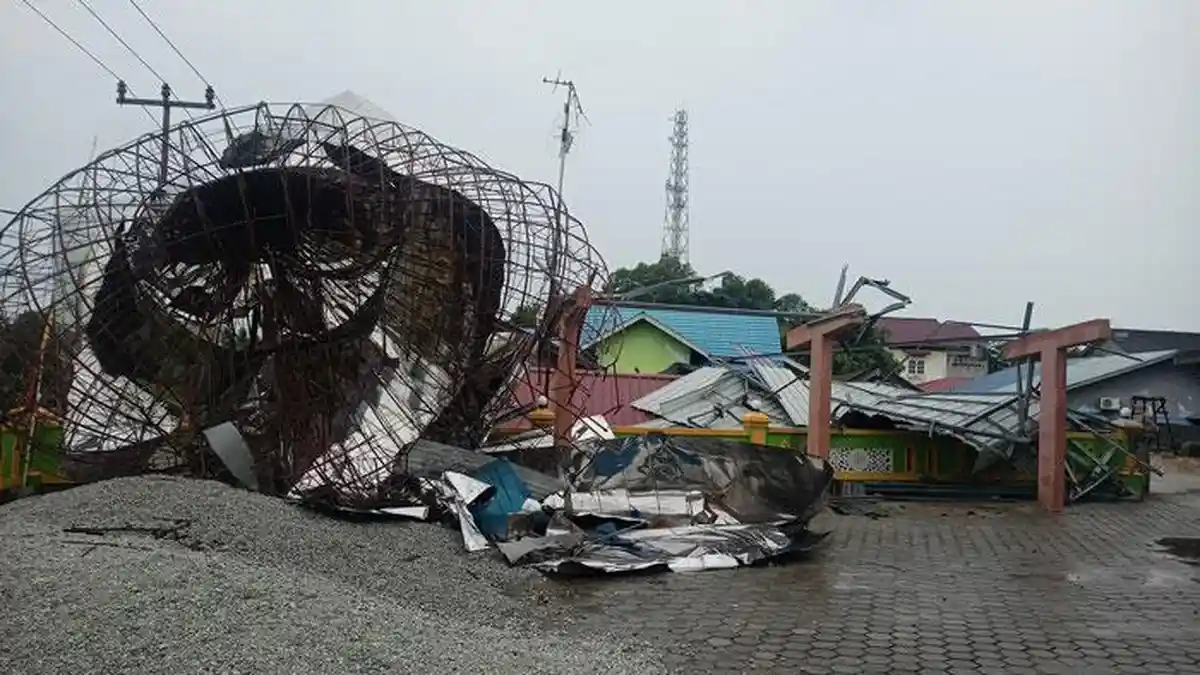 BREAKING NEWS, Cuaca Ekstrem di Karimun Robohkan Kubah Masjid Al Falah