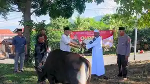 Kapolres-Ende-Salurkan-Empat-Hewan-Kurban-untuk-Umat-Islam.jpg