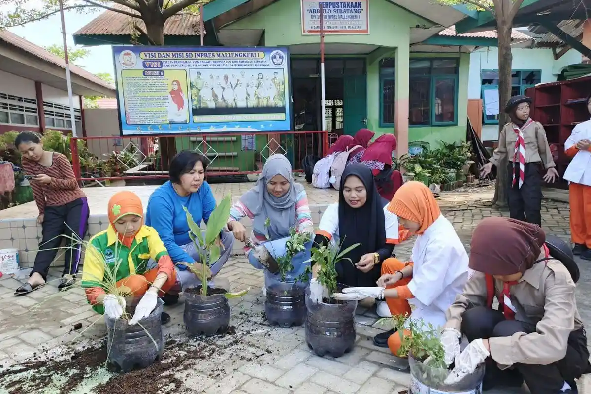 Murid SDI Malengkeri Pungut Sampah dan Tanam Pohon, Wiantik Aksari Basri: Internalisasi Adiwiyata