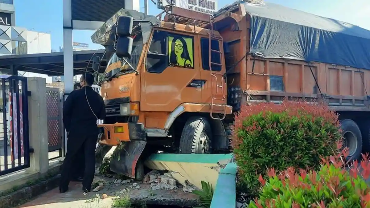 Kecelakaan Lalu Lintas, Truk Kontainer Tabrak 2 Mobil dan 1 Motor di Bekasi, Dipicu Rem Blong