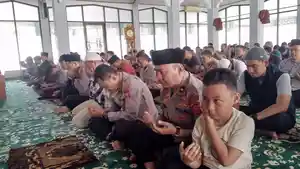 SALAT-JUMAT-Kapolres-Indramayu-AKBP-Ari-Setyawan-Wibowo-saatQWV.jpg