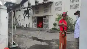 pemadam-kebakaran-saat-mencoba-memadamkan-api-yang-membakar.jpg