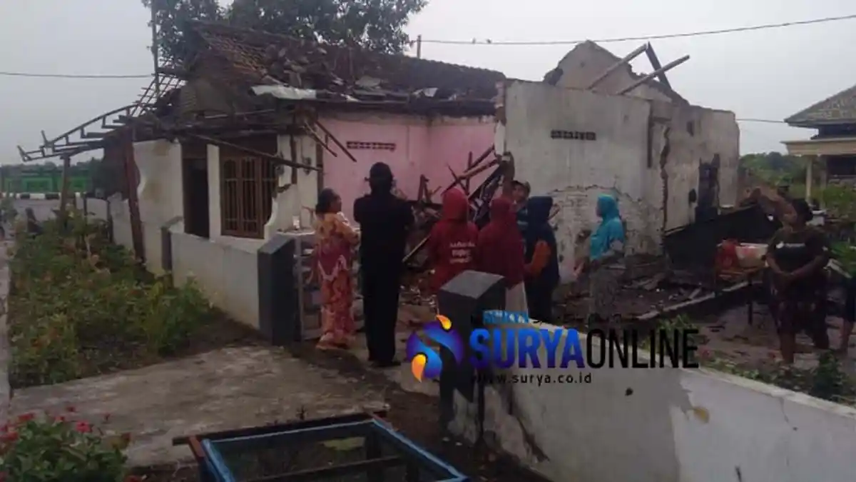 Breaking News - Angin Puting Beliung Terjang Puluhan Rumah Warga di Tulangan Sidoarjo