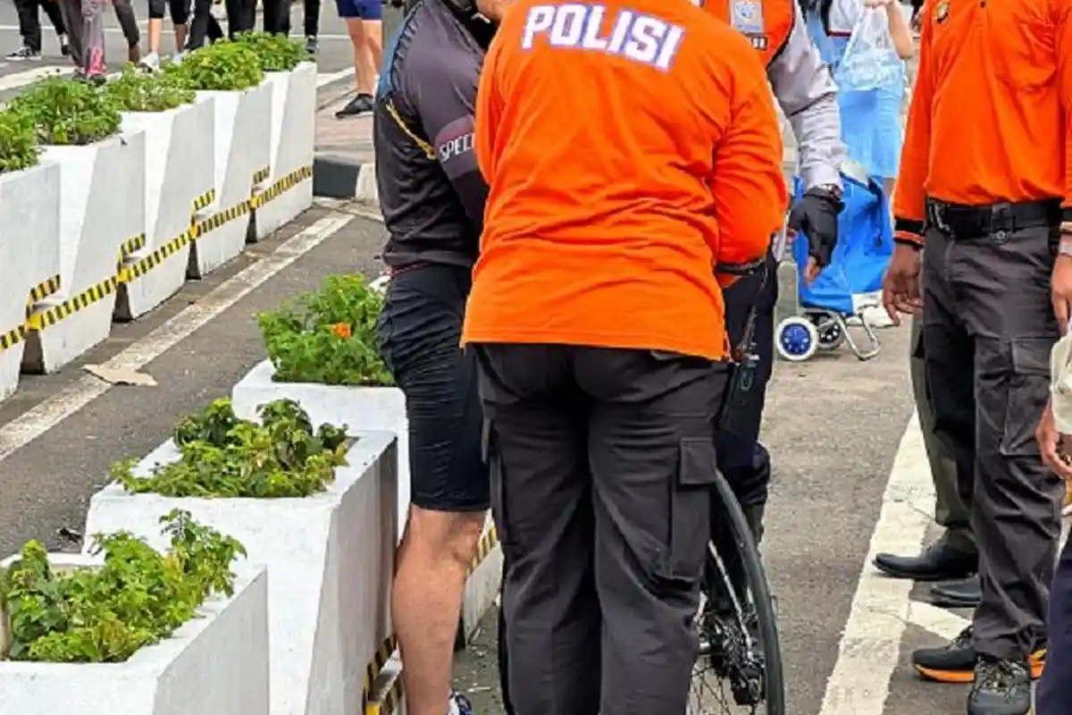 Pesepeda Terobos Jalur Busway Ditegur tapi Justru Tabrak Petugas Dishub di Car Free Day