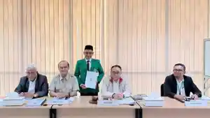 Haji-Uma-resmi-meraih-gelar-Magister-Ilmu-Politik.jpg