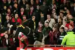 VIDEO -- Eks Penyerang MU tak Menyesal Menendang Penonton, Eric Cantona : Seharusnya Lebih Keras