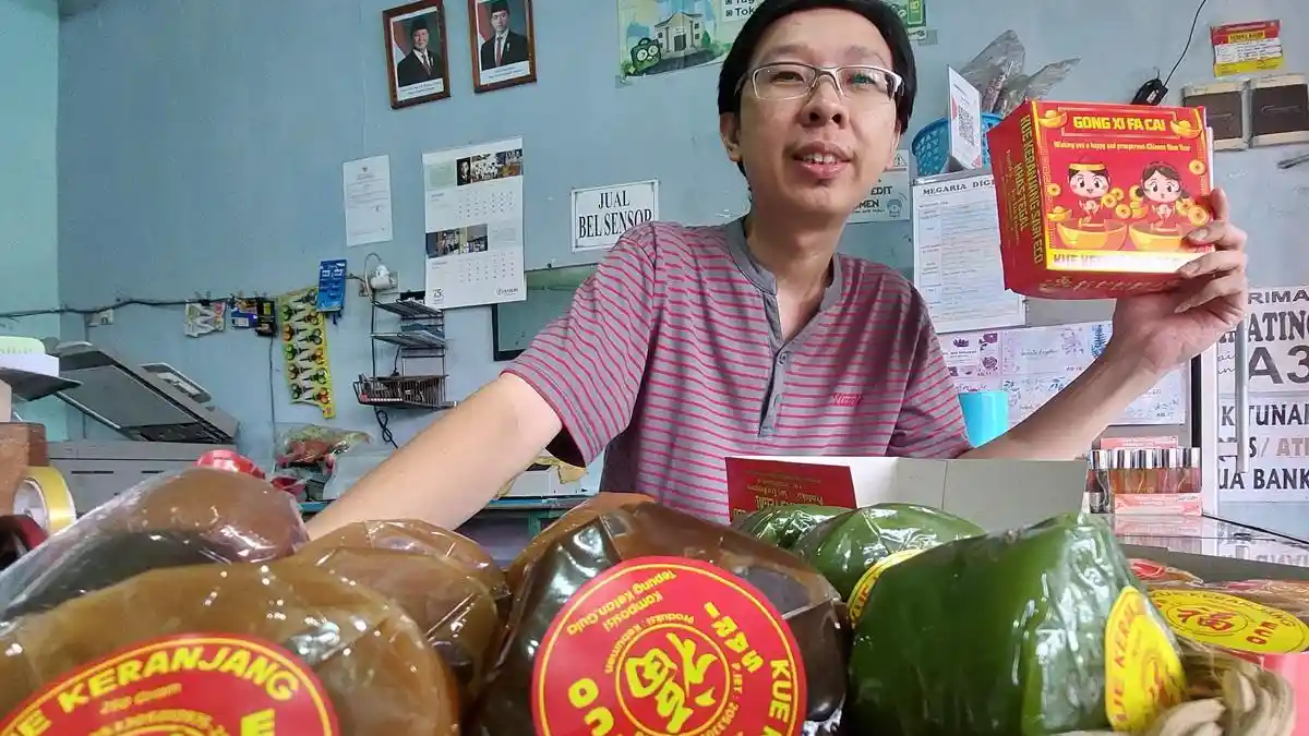 Kisah Tanto Menjaga Nyala Tungku Kue Keranjang Warisan dalam Sepinya ...