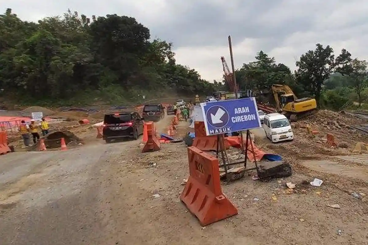 Macet Terjadi di Jalur Cirebon-Bandung, Tilas Longsor Bikin Kendaraan Melambat