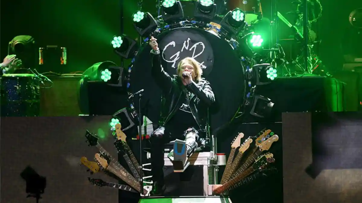 Axl Rose Resmi Jadi Vokalis AC/DC