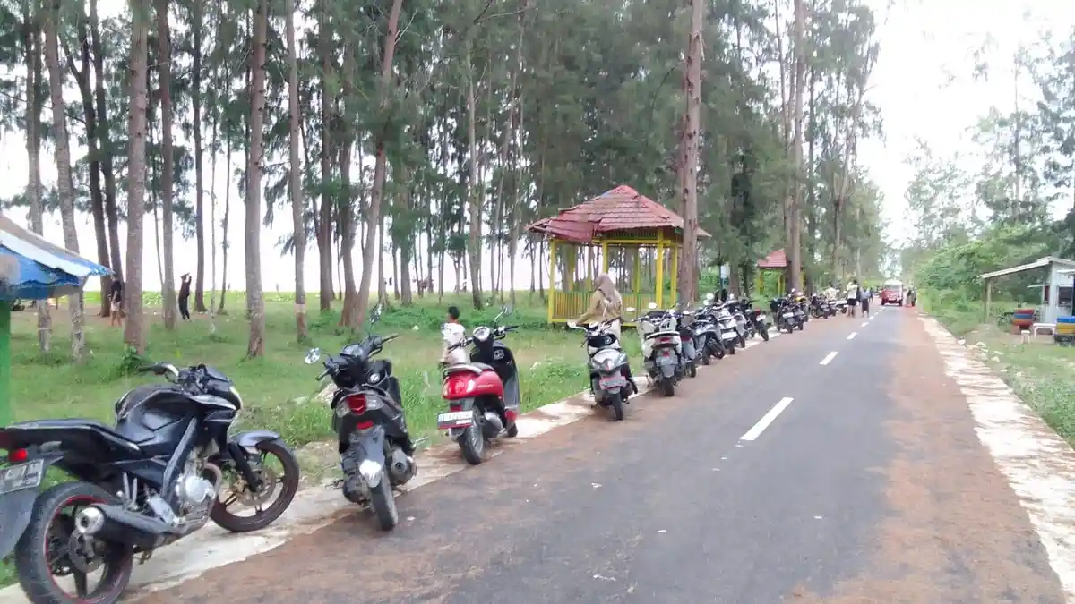 Hari ke-3 Pasca Lebaran, Pengunjung Mulai Ramai di Pantai Gumumae