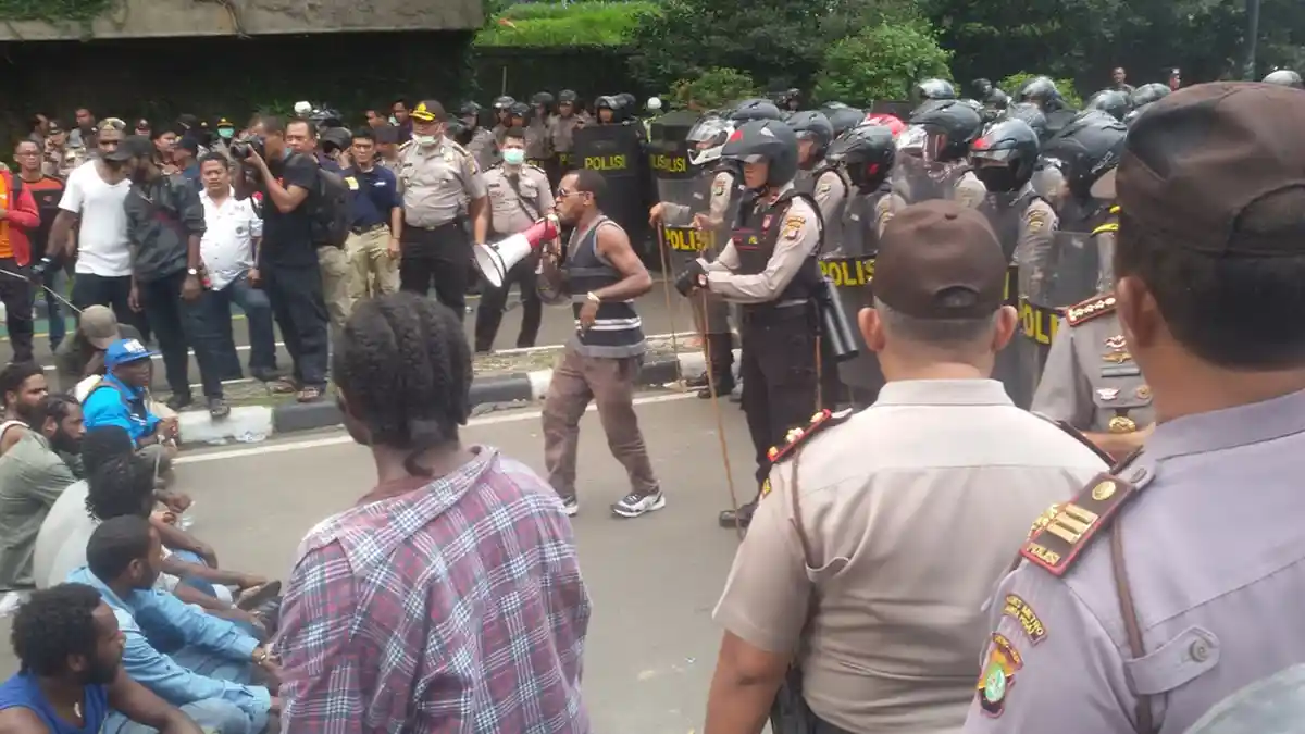 Polisi Tembakkan Gas Air Mata Bubarkan Pendemo Asal Papua di Bundaran HI