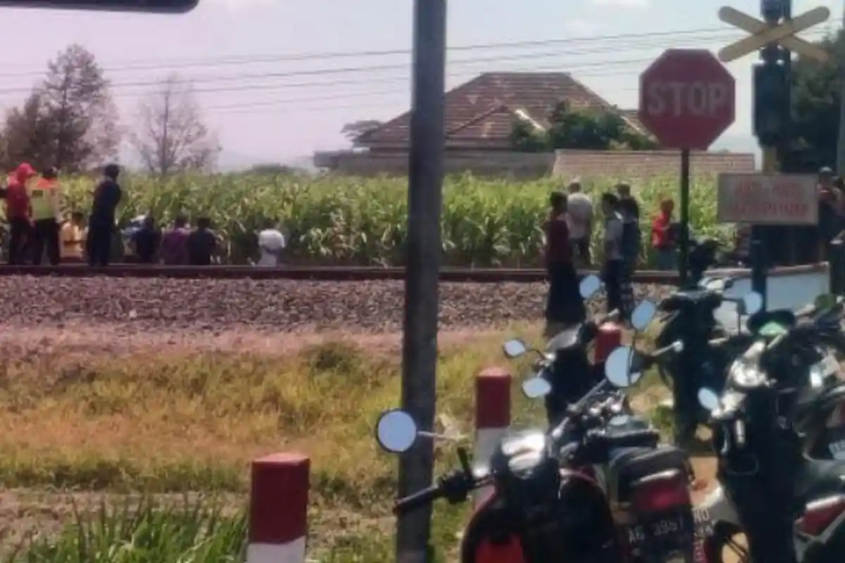 Bentor Tak Waspada Saat Lewat Perlintasan KA, Berakhir Ditabrak KA Dhoho di Kras Kediri