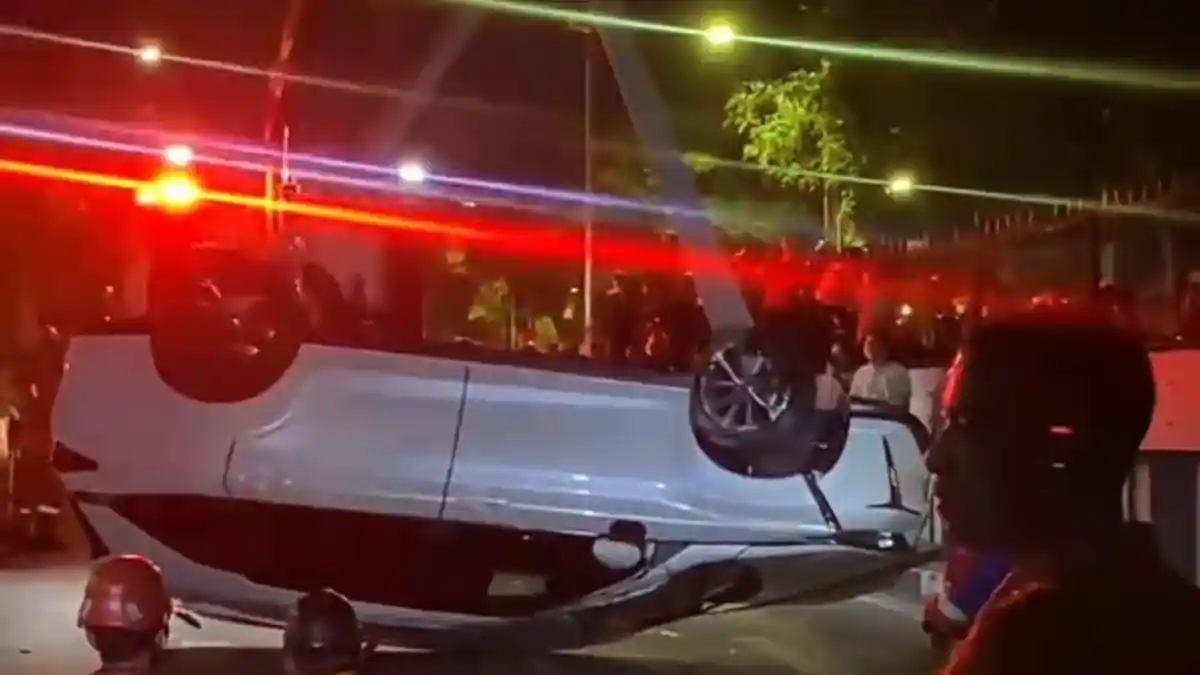 Kecelakaan di Underpass Surabaya, Mobil WNA asal Korea Selatan Tabrak Tiang Rambu hingga Terbalik