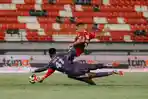 Aksi-bek-Bali-United-Joao-Ferrari-saat-merebut-bola.jpg