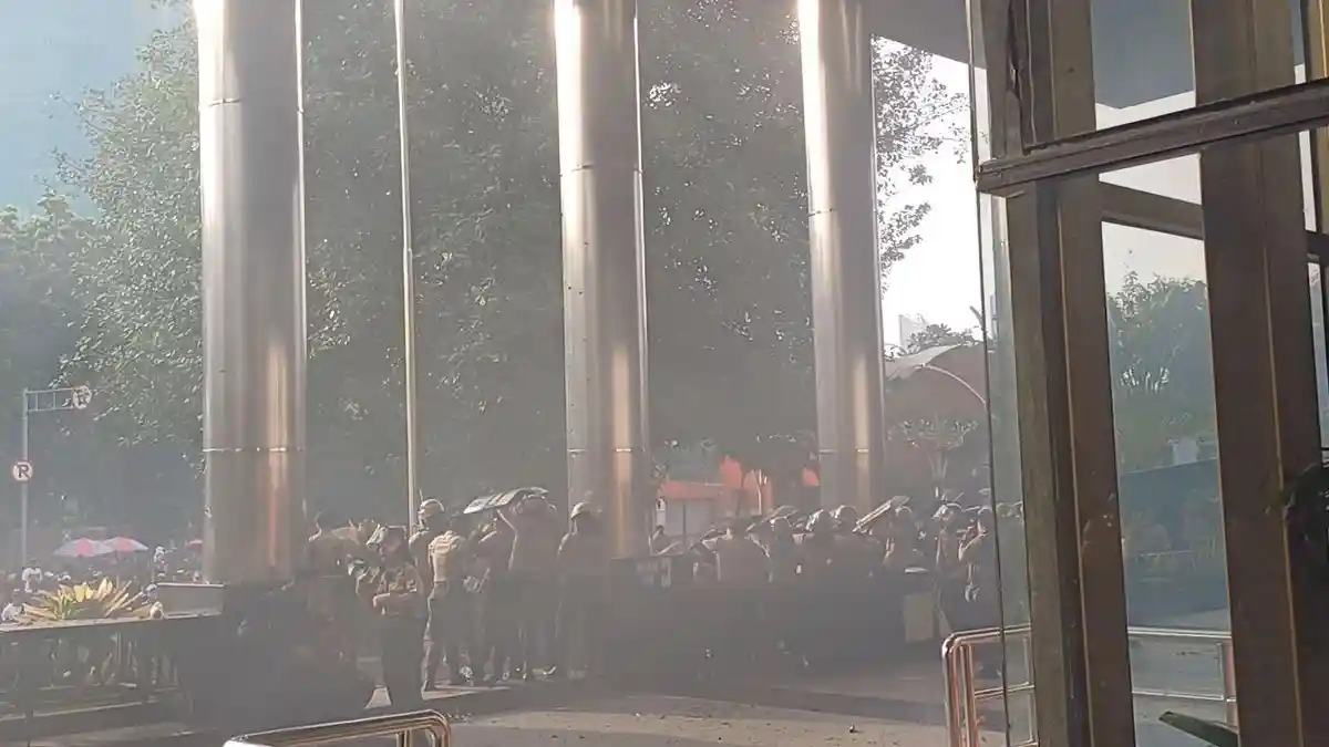 Demo 'Tangkap Harun Masiku' Berujung Anarkis di KPK