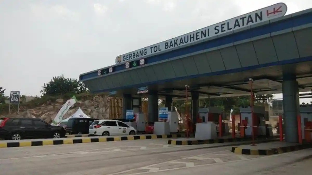 Macet Parah, Antrean Kendaraan Pemudik di Tol Tangerang-Merak Mengular 7 Kilometer