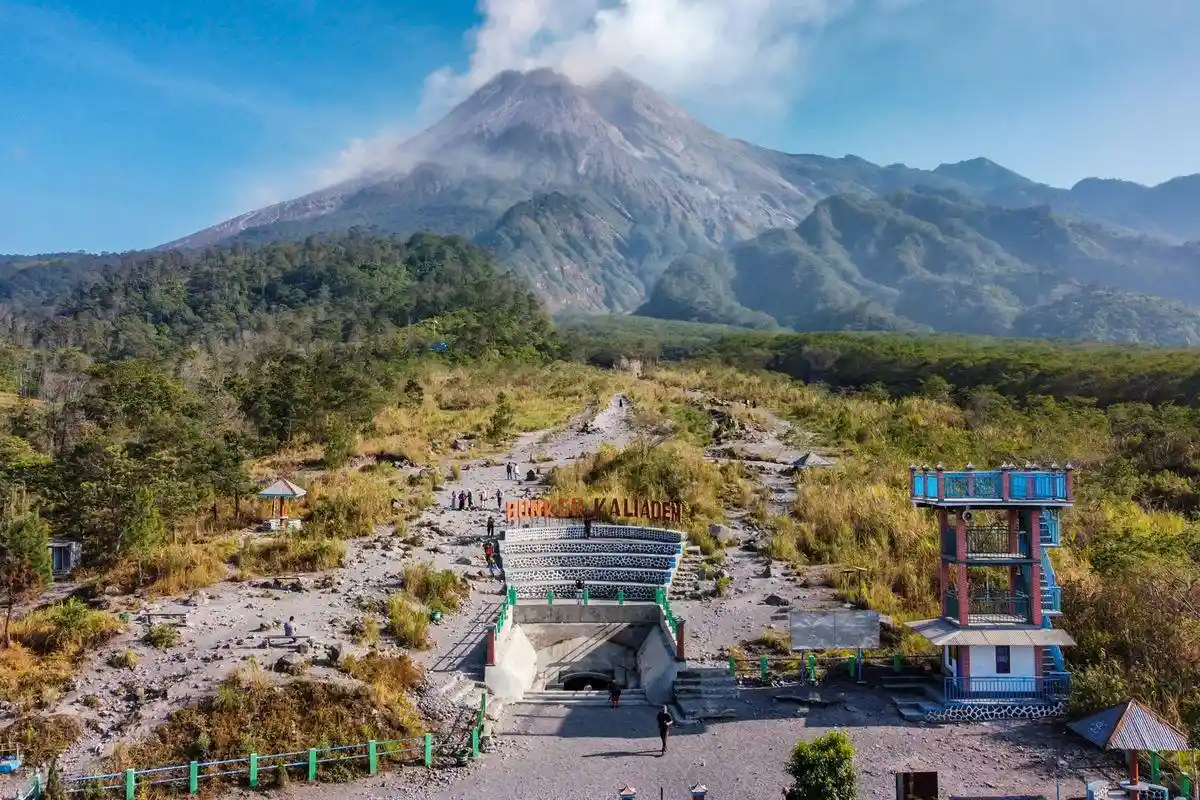 Aktivitas Gunung Merapi, Kamis 13 November 2025: Teramati 3 Kali Guguran Lava ke Arah Barat Daya