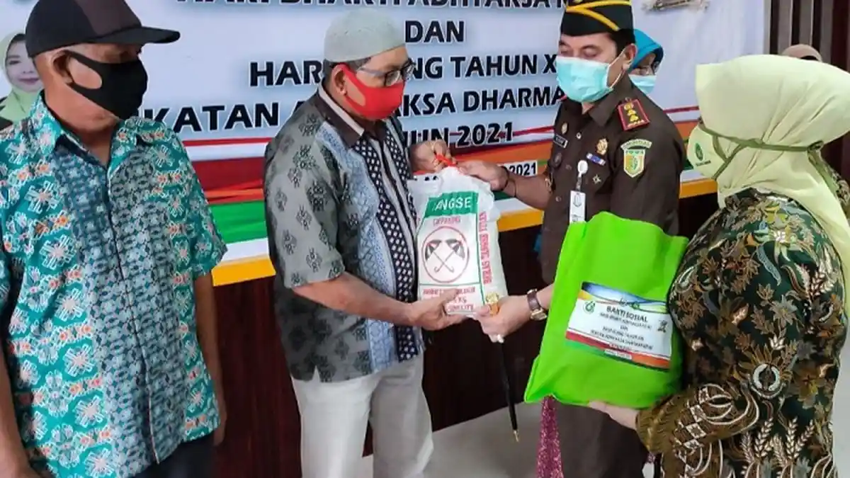 Ikut Vaksinasi Covid-19, Lansia Terima Sembako dari Kejari Aceh Singkil