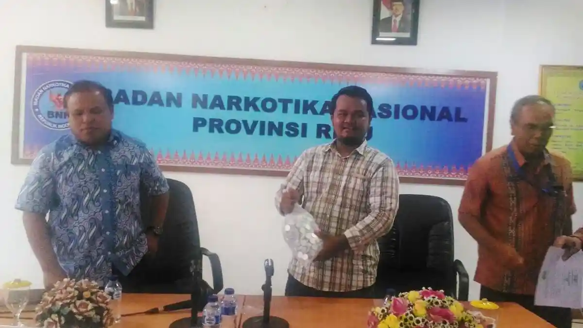 Mahasiswa Serahkan Koin Kepada BNNP Riau Untuk Bantu Biaya Tes Urine