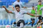 Pemain-Persela-Fardan-Harahap-depan-dalam-sesi-latihan-tim-di-Stadion.jpg