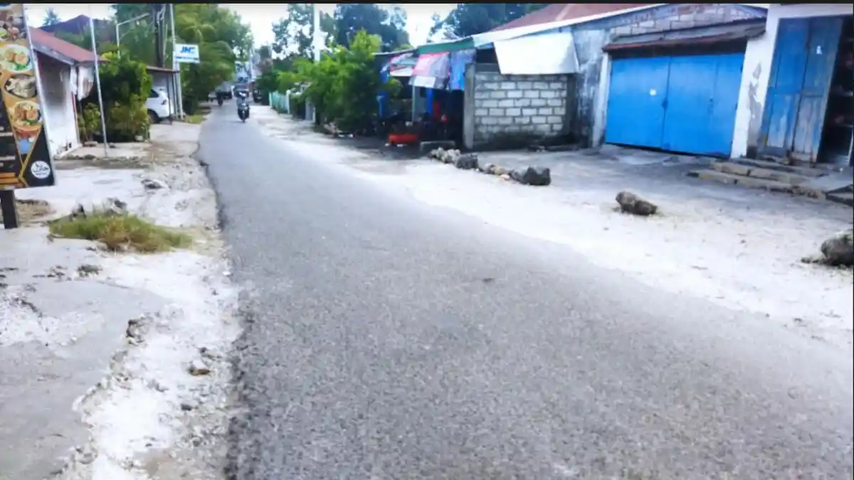 Bekas Galian Pipa SPAM Kali Dendeng Tinggalkan Kerusakan Jalan di Kelurahan Airnona
