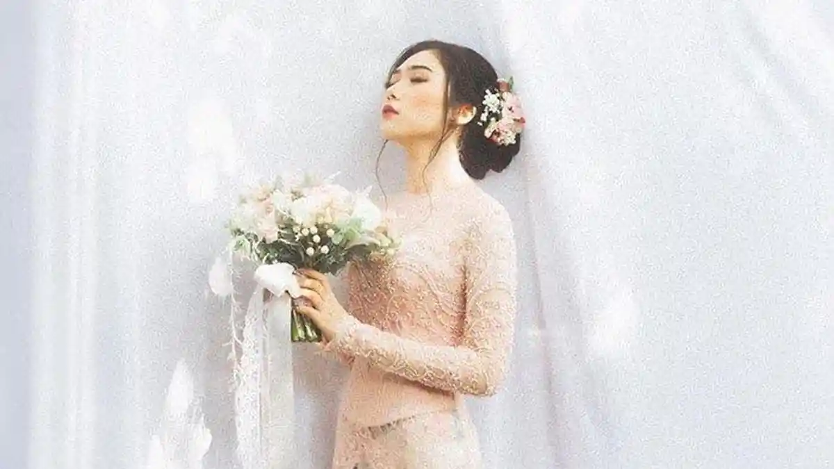 Beredar Foto Busana Isyana Sarasvati Saat Lamaran, Cantiknya. . .